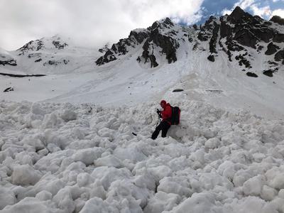 Doi turişti surprinşi de o avalanşă în Munţii Făgăraş / Unul dintre ei a fost îngropat parţial - FOTO