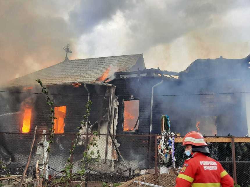 Vrancea: Incendiu la biserica din satul Topeşti / Focul se manifestă generalizat