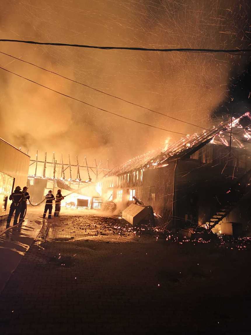 UPDATE - Mureş: Incendiu violent la o fabrică de mobilă din Reghin / Focul a cuprins mai multe hale şi riscă să se extindă la altele / Forţele au fost suplimentate - FOTO