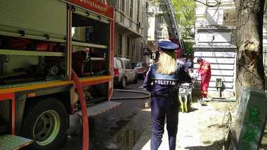 UPDATE - Incendiu într-un bloc din Bucureşti - Locatarul a intrat în conflict cu vecinii şi poliţiştii, fiind imobilizat / Alte două persoane au fost sancţionate / Un poliţist a fost rănit uşor - FOTO / VIDEO 