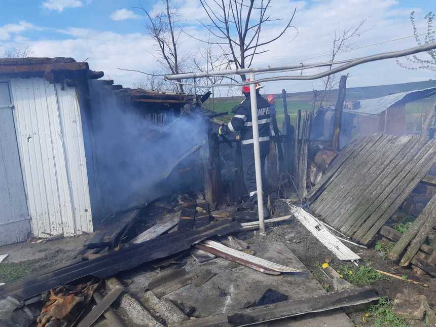 Botoşani: Incendiu în două gospodării, după ce mai mulţi copii s-au jucat cu chibrituri într-o magazie de lemne, existând pericolul ca focul să ajungă la un rastel cu butelii