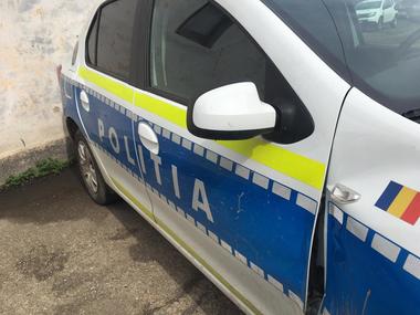Maramureş: Poliţiştii au urmărit 30 de kilometri un şofer care a refuzat să oprească, iar la un moment dat a frânat brusc intrând în autospeciala de Poliţie / Un agent a tras trei focuri / Cel aflat la volan nu are permis şi băuse - VIDEO