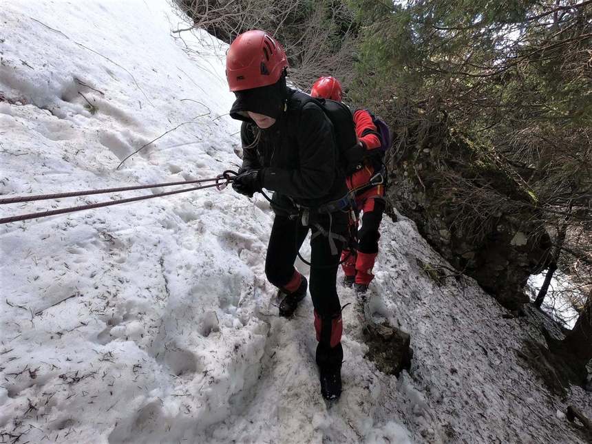 UPDATE - Neamţ: Acţiune de salvare a patru persoane în stare de epuizare, blocate într-o zonă montană dificilă/ Turiştii au fost echipaţi de salvamontişti şi ghidaţi spre zonele sigure - FOTO