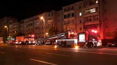 Constanţa: 30 de persoane, printre care şi trei copii, evacuate în urma unui incendiu într-un bloc - FOTO