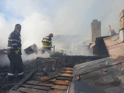UPDATE - Incendiu puternic la şapte locuinţe şi anexe ale acestora, în municipiul Bârlad. Trei persoane au suferit atacuri de panică/ Focul a fost stins după cinci ore/ Zece persoane, cazate la internatul unui liceu - VIDEO
