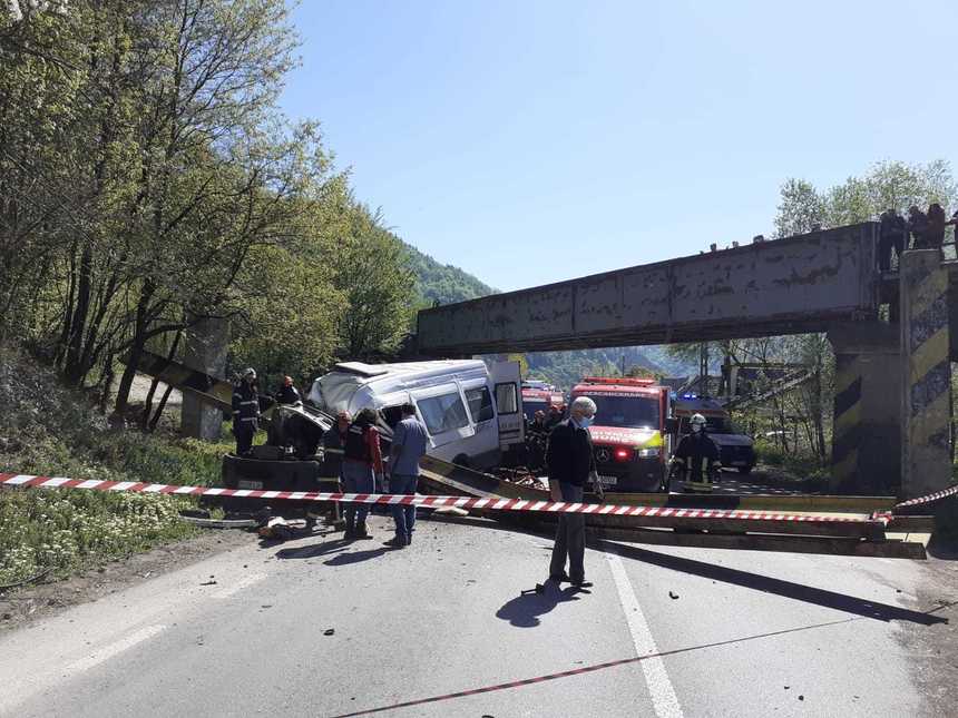 UPDATE - Neamţ: Două persoane au murit şi alte trei au fost rănite după ce limitatorul de înălţime al unui pod a căzut peste un microbuz/ Bârna metalică fusese lovită de un utilaj transportat de un TIR - FOTO, VIDEO