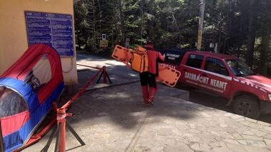 Neamţ: Un bărbat a murit după ce a căzut de la o înălţime de patru metri, în timp ce lucra la acoperişul unei stâne