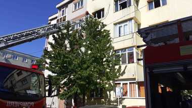 Locatarii unui bloc din Piteşti, evacuaţi în urma unui incendiu. O femeie şi doi copii, scoşi din apartament cu autoscara - FOTO