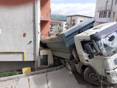 Cluj: O basculantă cu nisip s-a răsturnat peste balconul unui apartament aflat la parter, în Floreşti - FOTO