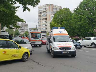 Constanţa: O ambulanţă aflată în misiune a fost lovită de un taxi. Taximetristul a fost rănit 