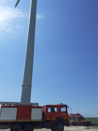 Constanţa: Angajatul unei firme de mentenanţă a unui parc eolian a murit după ce a rămas blocat în partea superioară a unei centrale eoliene 