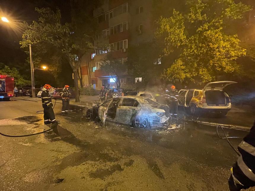 O maşină a luat foc în Bucureşti, iar focul s-a extins la alte trei autoturisme / Autorităţile încearcă să lămurească situaţia, întrucât maşina de la care a pornit incendiul se alfa pe banda de mers, dar proprietarul nu a fost găsit
