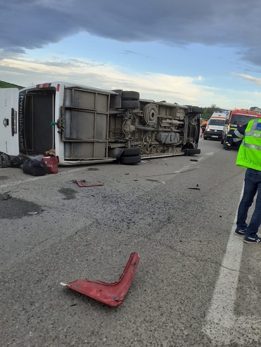 UPDATE - Iaşi - Plan roşu de intervenţie declanşat după un accident în care au fost implicate un microbuz şi un autocamion - 12 adulţi şi un copil, transportaţi la spital - FOTO