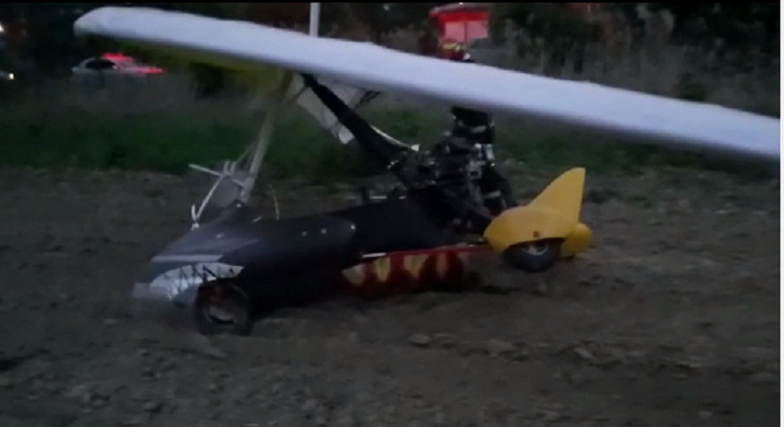 Pilotul unui deltaplan a fost rănit uşor după ce aparatul de zbor a aterizat forţat - FOTO, VIDEO