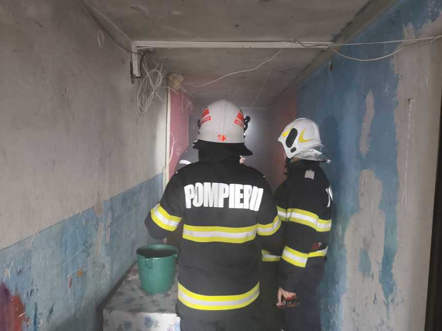 Botoşani: 28 de persoane, dintre care zece copii, evacuate în urma unui incendiu izbucnit într-o garsonieră - FOTO