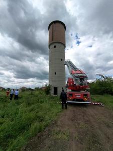 Copil de 12 ani, salvat după ce a căzut într-un castel de apă dezafectat, în Ialomiţa - FOTO