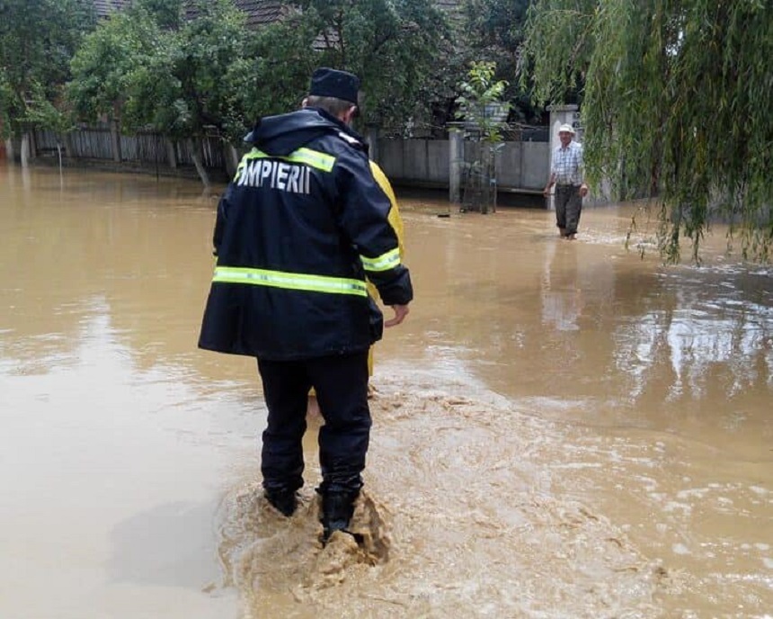 DSU - Curţi inundate, aproape 200 de copaci doborâţi de vânt şi peste 70 de autoturime avariate în 25 de localităţi din 14 judeţe şi în Bucureşti, în urma precipitaţiilor şi a vântului puternic / În Bihor, 30 de persoane au fost evacuate