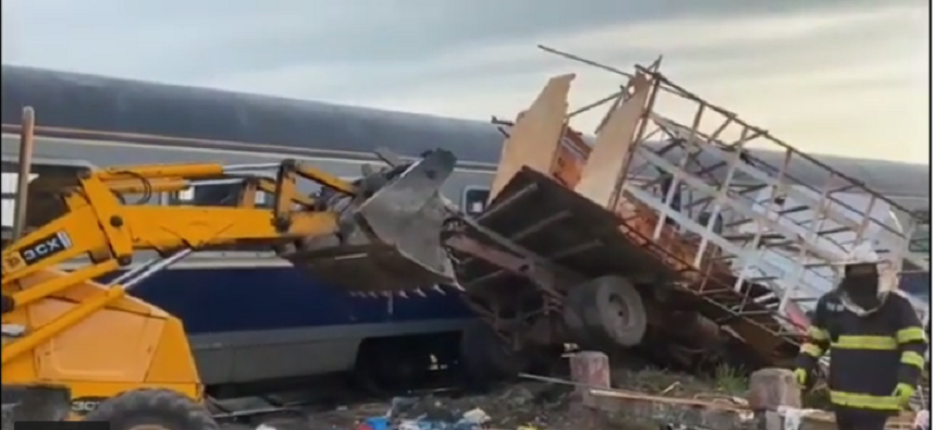 Un autotren care transporta stupi, lovit de tren la Piatra Olt - VIDEO