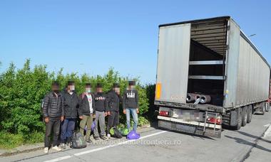 Migranţi ascunşi în TIR-uri, la ieşirea din ţară. Au fost văzuţi când ieşeau din vegetaţia de pe marginea autostrăzii Timişoara - Arad şi au urcat în automarfare