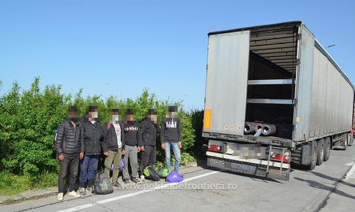 Migranţi ascunşi în TIR-uri, la ieşirea din ţară. Au fost văzuţi când ieşeau din vegetaţia de pe marginea autostrăzii Timişoara - Arad şi au urcat în automarfare