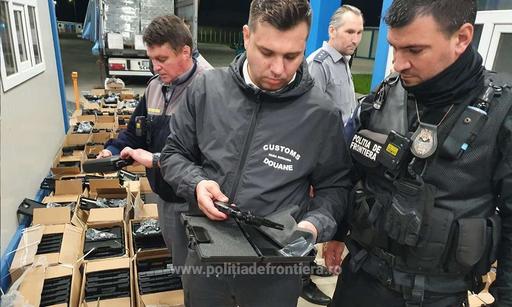 Bode a anunţat găsirea a 2.850 de pistoale cu glonţ, într-un camion care transporta mobilă. Captura-record, la PTF Isaccea  - FOTO, VIDEO