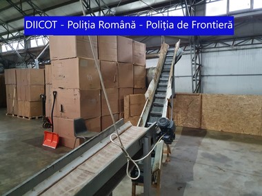 Fabrică unde erau produse şi ambalate clandestin ţigări, descoperită în judeţul Dolj/ Şase persoane au fost reţinute şi alte trei, plasate sub control judiciar - FOTO, VIDEO