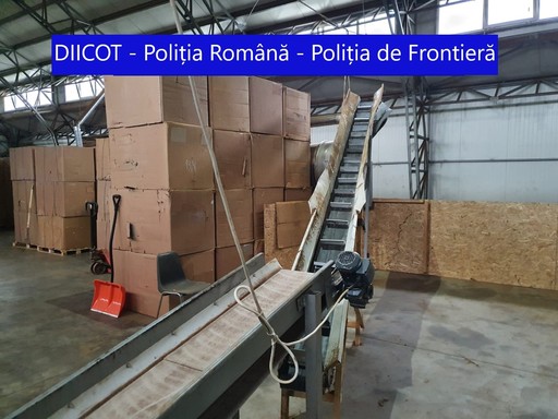 Fabrică unde erau produse şi ambalate clandestin ţigări, descoperită în judeţul Dolj/ Şase persoane au fost reţinute şi alte trei, plasate sub control judiciar - FOTO, VIDEO