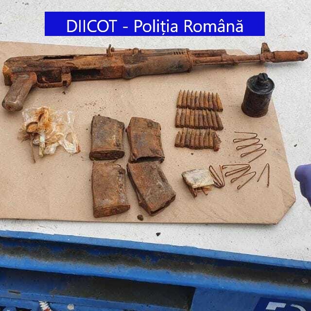 DIICOT: Trei foşti membri ai grupării ”Academia infractorilor”, vizaţi de o nouă anchetă / Unul dintre suspecţi, care a încercat să vândă o armă AK 74 şi muniţie, arestat