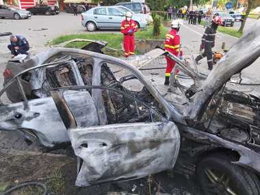 UPDATE - O maşină a explodat în parcarea unui supermarket din Arad / Un cunoscut om de afaceri şi fost socru al unui deputat liberal a murit / Urme de explozibil în maşină / Parchetul General a preluat cercetarea pentru omor - FOTO / VIDEO