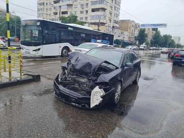 Un şofer a avariat 15 maşini pe străzile din Iaşi, apoi a încercat să fugă / Analizele medicale ulterioare au arătat că bărbatul ar fi consumat droguri

