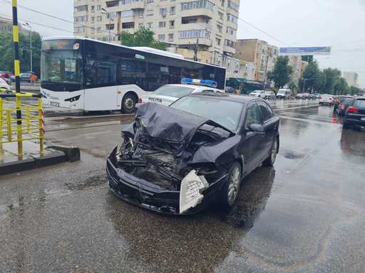 Un şofer a avariat 15 maşini pe străzile din Iaşi, apoi a încercat să fugă / Analizele medicale ulterioare au arătat că bărbatul ar fi consumat droguri

