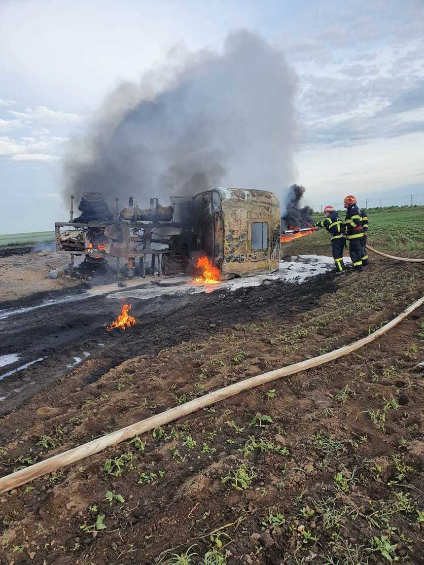 UPDATE - Brăila: Incendiu puternic la o cisternă care transporta motorină şi care s-a răsturnat, la ieşirea din Bărăganu/ Traficul este blocat/ Cisterna a explodat - FOTO, VIDEO