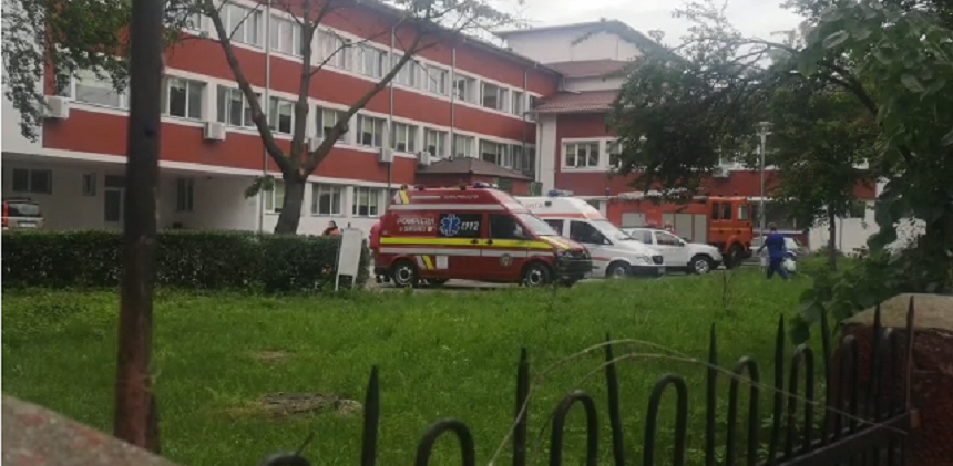 UPDATE - Argeş - Alertă după ce la etajul 1 al spitalului din Călineşti a fost semnalat fum. 32 de pacienţi au fost evacuaţi / Precizările Ministerului Sănătăţii