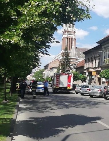 UPDATE - Valiză suspectă în centrul oraşului Arad. O echipă pirotehnică din cadrul IPJ Timiş şi specialişti din cadrul SRI intervin / Valiza, care conţinea scule, a fost revendicată deun bărbat - FOTO
