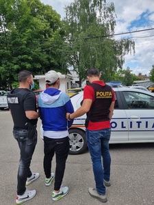 Urmărit internaţional, prins de poliţiştii craioveni, după o urmărire pe mai multe străzi. Bărbatul băuse şi era drogat 
