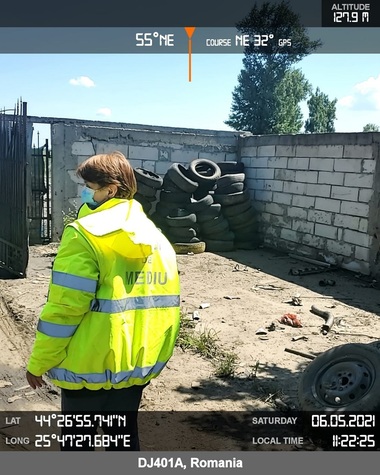 Şeful Gărzii de mediu anunţă că instituţia face sesizare penală după ce un TIR încărcat cu anvelope uzate a fost descărcat într-un depozit ilegal de lângă Capitală - FOTO
