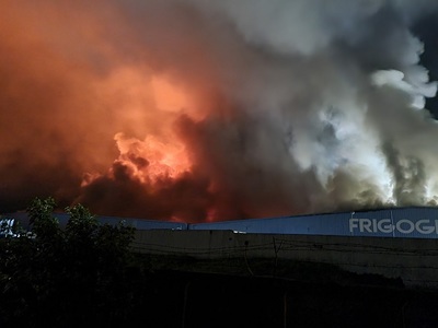Incendiu puternic la hala unei fabrici de lângă Timişoara. Focul se manifestă pe 10.000 de metri pătraţi şi sunt afectate toate secţiile - FOTO, VIDEO
