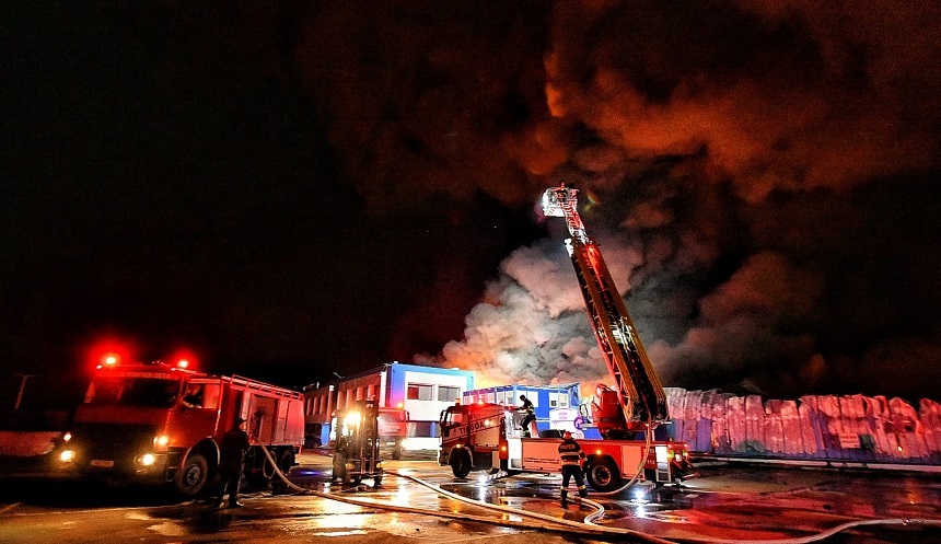 Incendiul izbucnit la o fabrică de lângă Timişoara a fost stins după aproximativ cinci ore - FOTO
