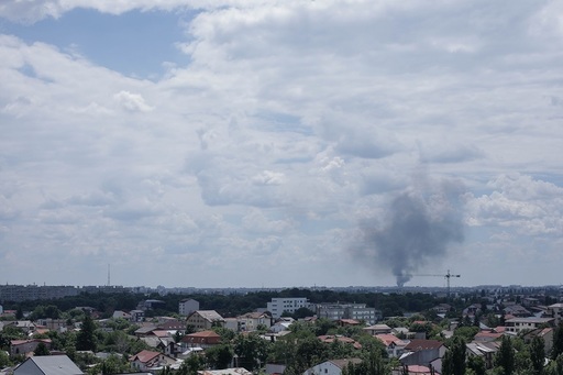 Un echipaj de intervenţie acţionează în continuare pentru lichidarea focarelor incendiului izbucnit la un centru de colectare a deşeurilor, din Capitală
