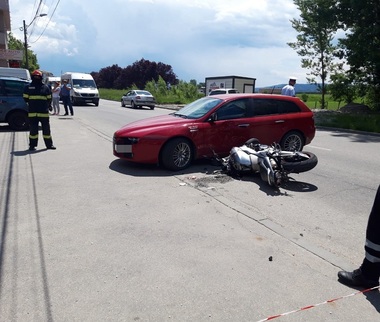 Două persoane rănite la Curtea de Argeş, după ce o motocicletă s-a ciocnit cu un autoturism - FOTO
