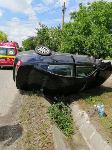 Ialomiţa: Doi adulţi şi un copil, la spital după ce autoturismul cu care circulau s-a răsturnat - FOTO
