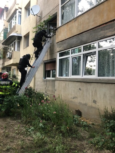 Dolj: Un bărbat de 56 ani îşi ţinea soţia şi soacra închise în locuinţă. Poliţiştii au intervenit pentru a le salva - FOTO, VIDEO