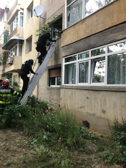 Dolj: Un bărbat de 56 ani îşi ţinea soţia şi soacra închise în locuinţă. Poliţiştii au intervenit pentru a le salva - FOTO, VIDEO