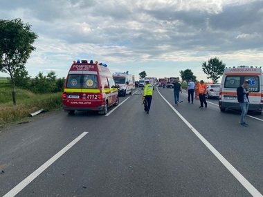Accident cu trei autovehicule pe DN2, cinci persoane fiind rănite
