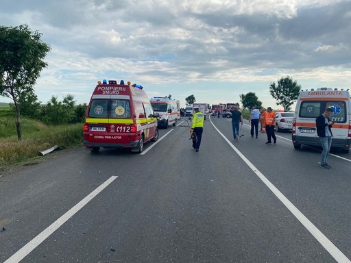 Accident cu trei autovehicule pe DN2, cinci persoane fiind rănite