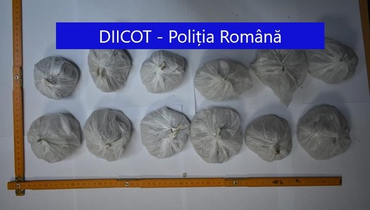 Două persoane, reţinute de DIICOT în urma unor percheziţii în Bucureşti, la care s-au găsit 1,2 kilograme de heroină/ Un alt bărbat, reţinut după ce a fost prins în flagrant când primea 1,4 kilograme de cannabis din Spania - FOTO, VIDEO
