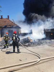 Caraş-Severin: Incendiu la un depozit de deşeuri din Bocşa, doi angajaţi au fost evacuaţi - FOTO, VIDEO