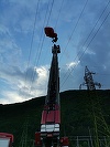 Hunedoara: Parapantist salvat de pompieri dintre firele de energie electrică unde aterizase