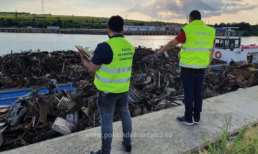 Două şlepuri cu peste 1.000 de tone de deşeuri, descoperite în Portul Murfatlar. De la începutului anului, în judeţul Constanţa au fost găsite 3.000 de tone de deşeuri - FOTO