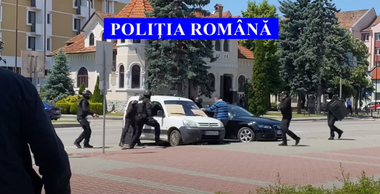 UPDATE - Intervenţie a poliţiştilor şi reprezentanţilor Serviciului de Acţiuni Speciale, la Bistriţa, unde un bărbat aflat într-un autoturism ameninţa că se sinucide/ Prefectura: Tentativa, pe fondul situaţiei privind punerea în posesie - VIDEO